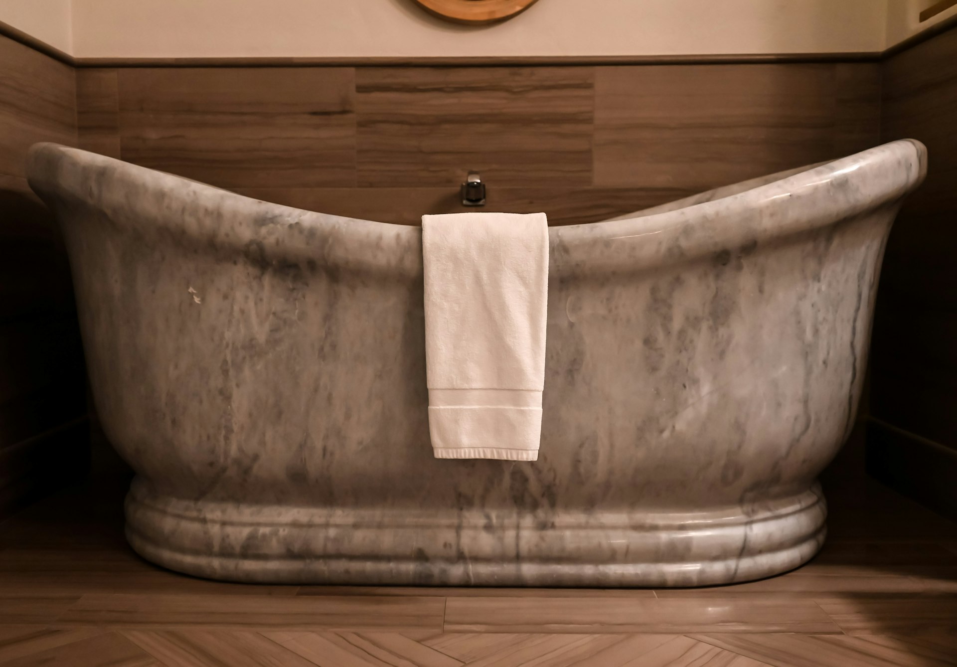 Badewann aus Granit im Luxusbad in Graz Badewann aus Granit im Luxusbad in Graz